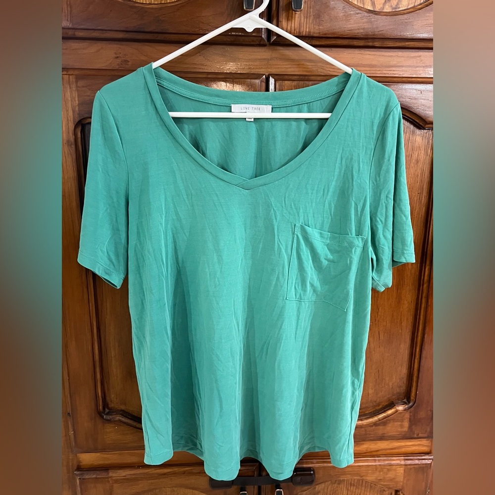 Love Tree Women’s Teal Short Sleeve Top! Size Medium.